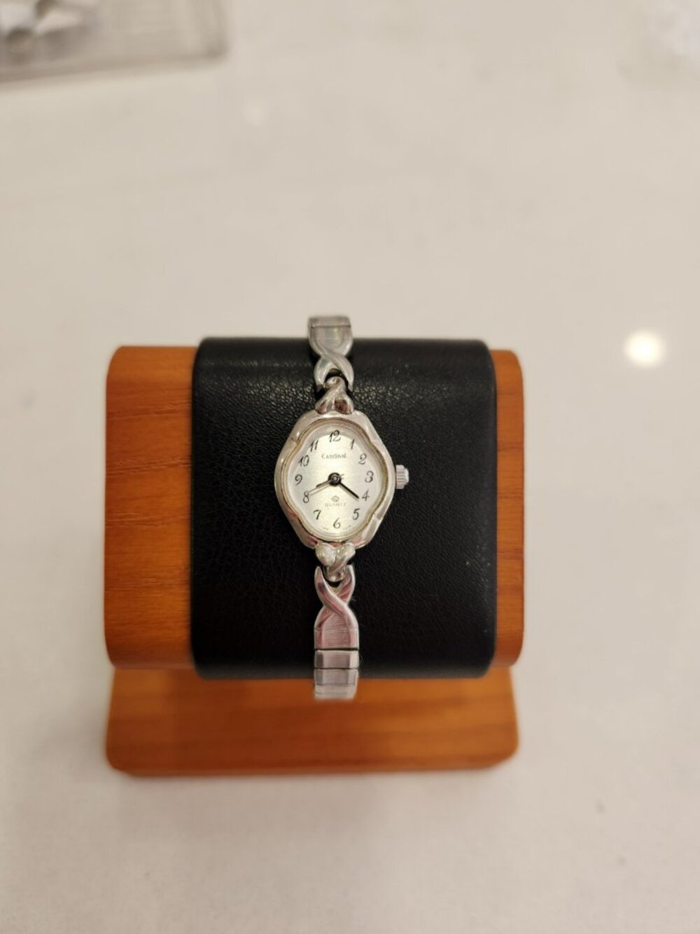 Vintage Retro Cardinal Oval Textured Bracelet Woman's Watch Stretch Band